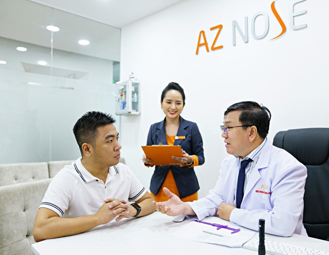 Khách hàng tư vấn trực tiếp với bác sĩ chuyên môn cao tại AZ NOSE.