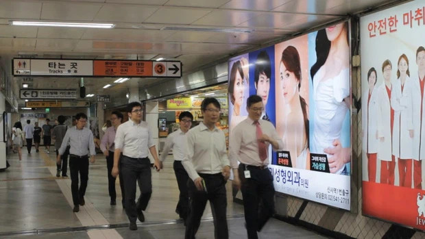 Giới trẻ Hàn Quốc ủng hộ phụ huynh phẫu thuật thẩm mỹ