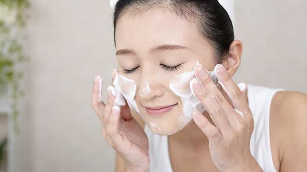 Rửa mặt thường xuyên để da sạch hơn