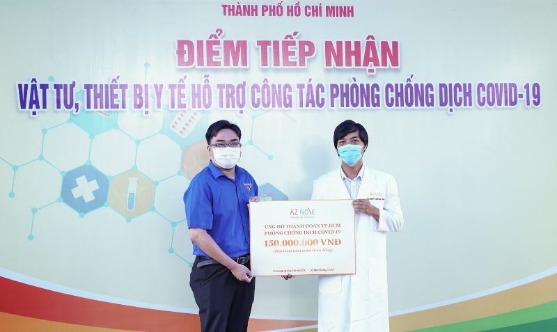 BSCKI Đinh Xuân Sơn Tùng đại diện phòng khám chuyên sâu nâng mũi AZ NOSE trao 150 triệu đồng cho Thành đoàn TP.HCM.