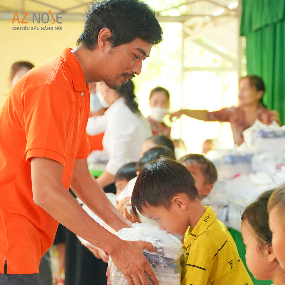 Bác sĩ Sơn Tùng trao tặng phần quà yêu thương cho trẻ em xã Thái Trị