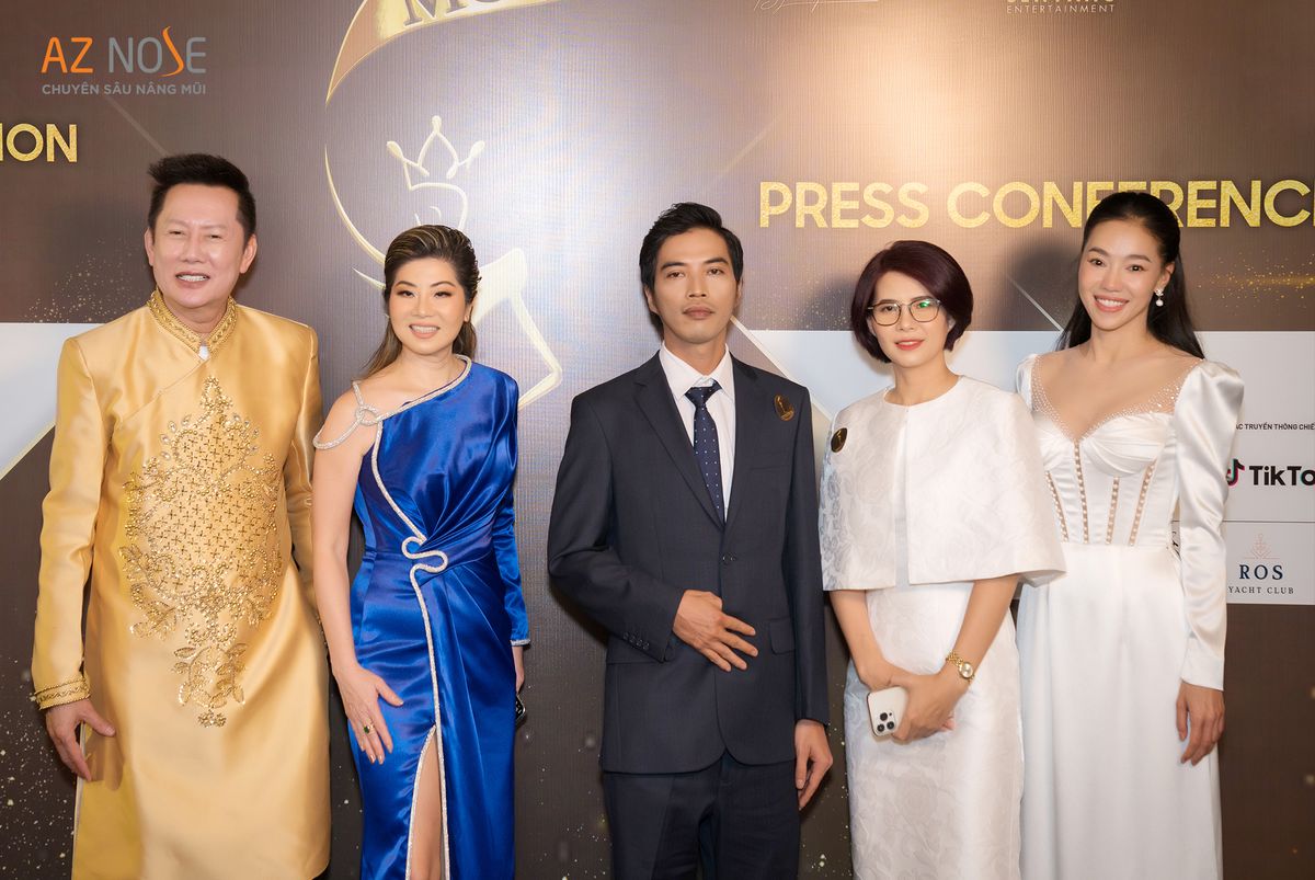Bác sĩ Sơn Tùng bên cạnh ông Nawat, bà Teresa và bà Phạm Kim Dung