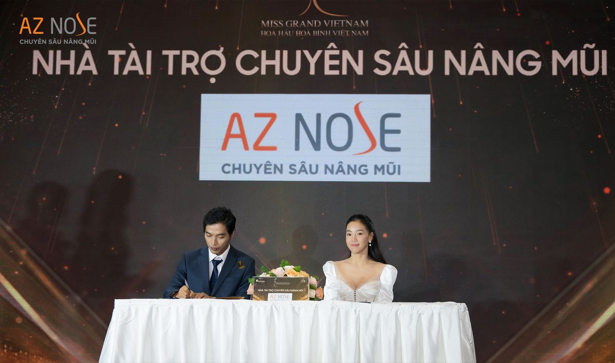 Bác sĩ Sơn Tùng đại diện AZ NOSE thực hiện nghi lễ ký kết, chính thức trở thành. Nhà tài trợ Chuyên sâu nâng mũi cho cuộc thi.
