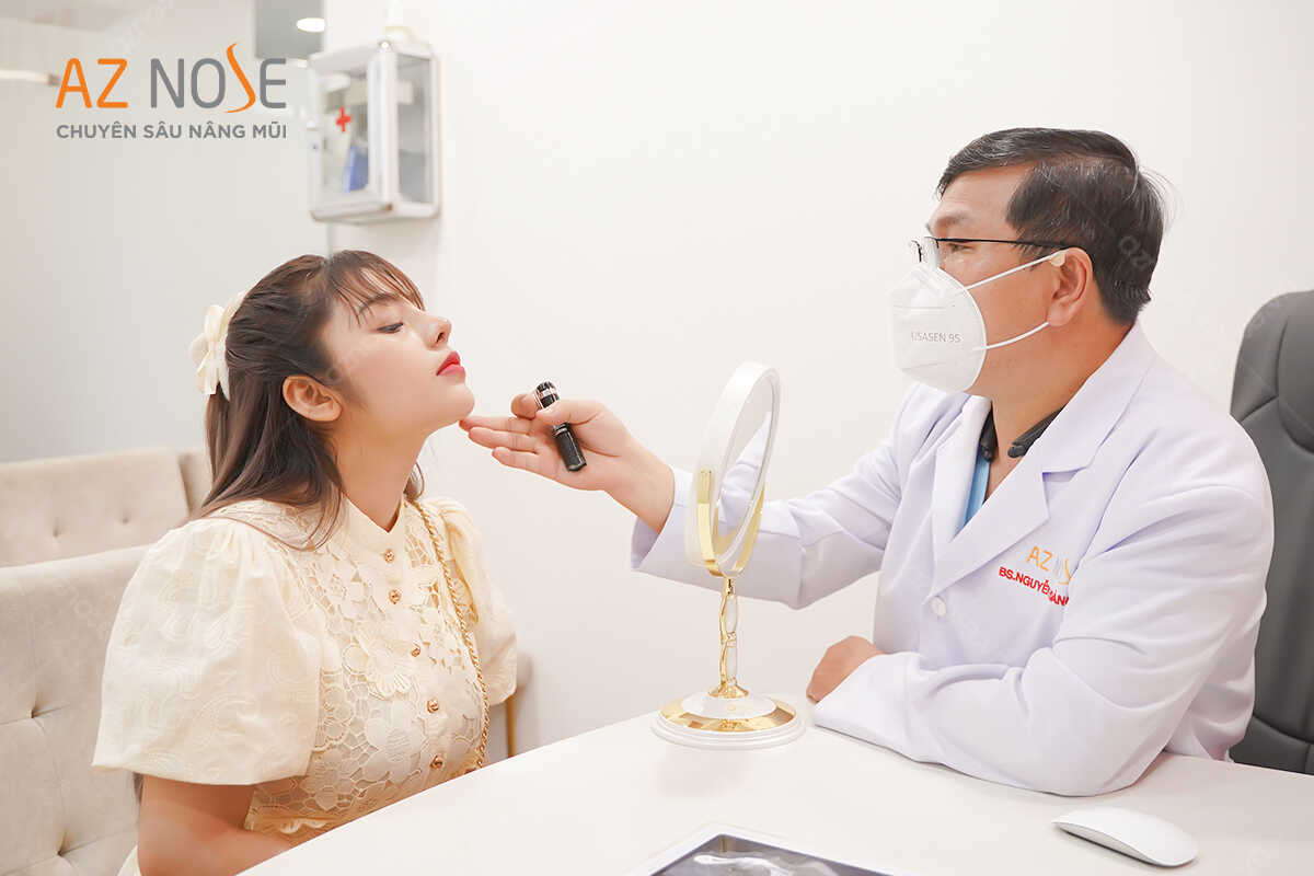 Bác sĩ Hoàng Nam đang tái khám dáng mũi của khách hàng