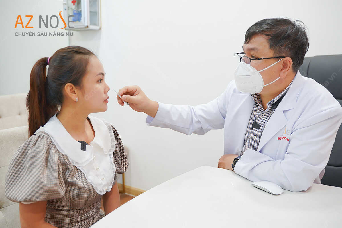 Bác sĩ CKI. Nguyễn Hoàng Nam đang chẩn đoán tình trạng mũi và tư vấn.