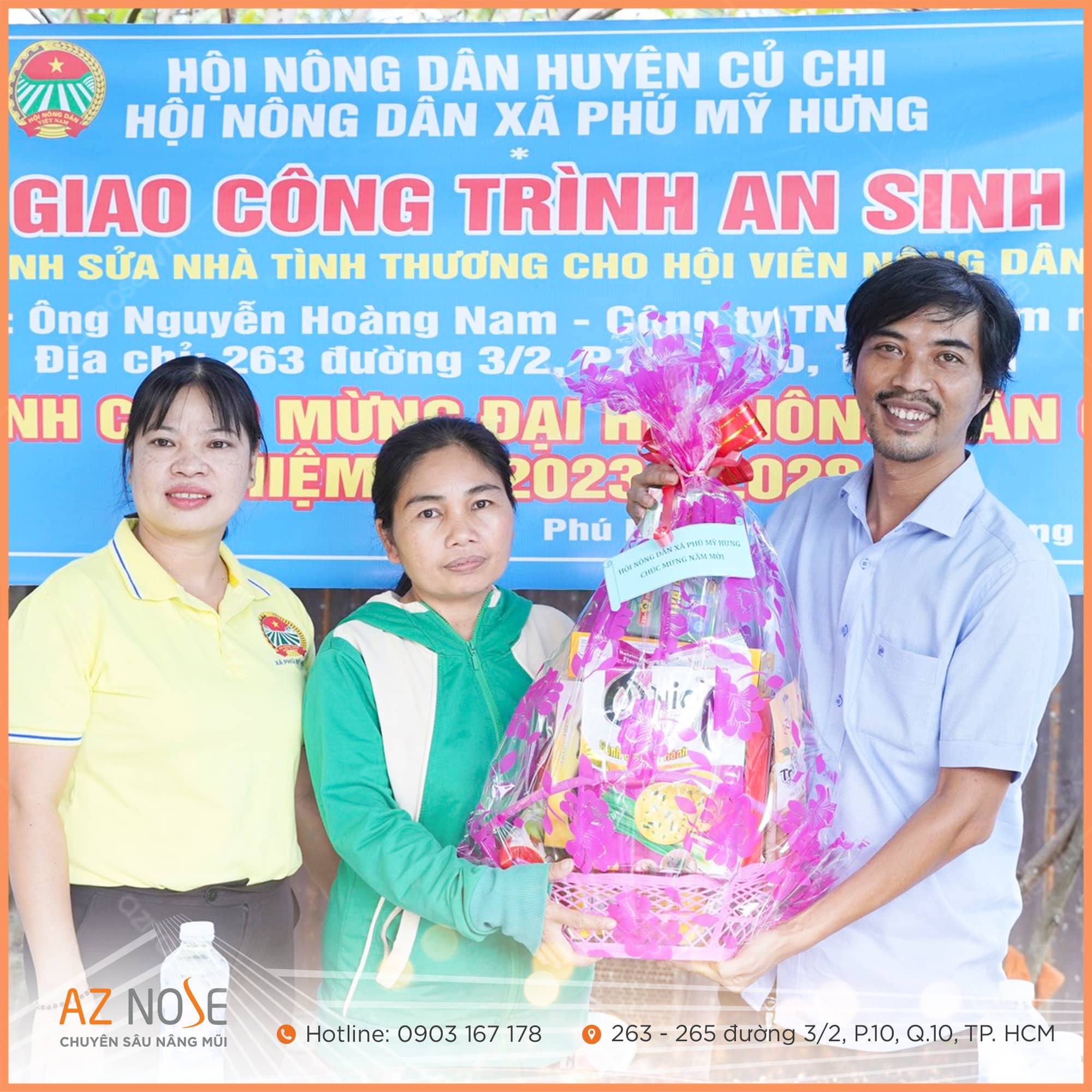 Đại diện phòng khám AZ NOSE trao suất quà tặng cho hộ gia đình nghèo thuộc Hội nông dân huyện Củ Chi 