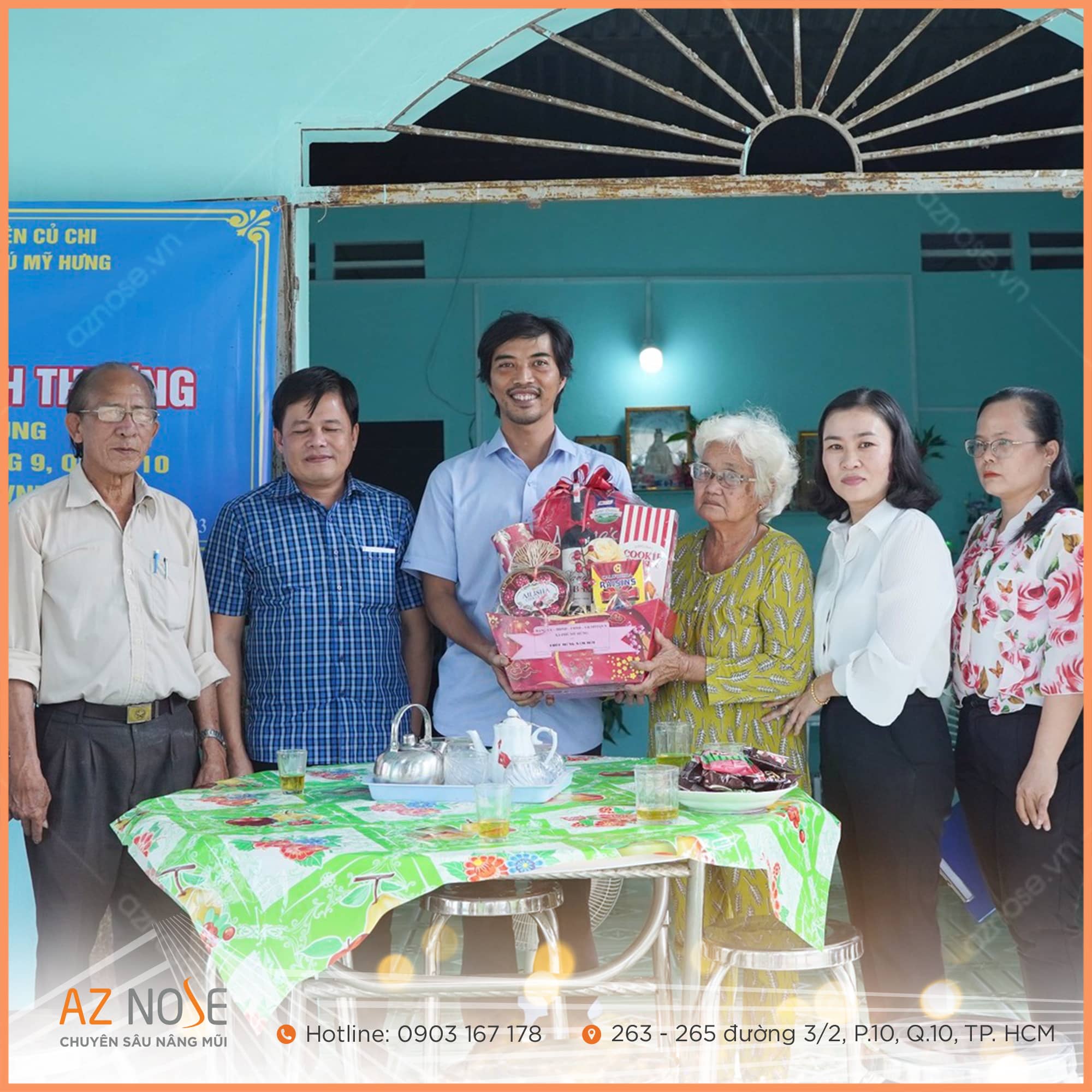 Bác sĩ CKI. Đinh Xuân Sơn Tùng trao tặng quà cho hội viên nông dân có hoàn cảnh khó khăn tại xã Phú Mỹ Hưng