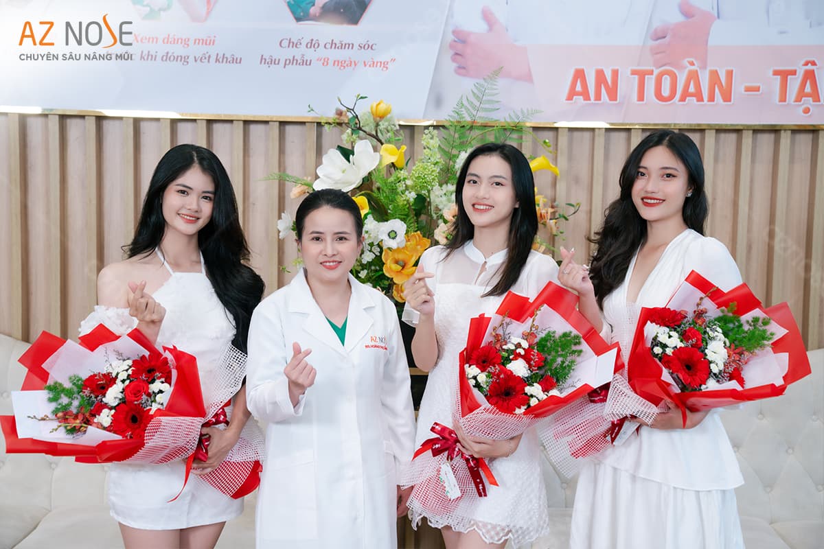 Bác sĩ Hoàng Nhung cùng 3 nữ sinh HUB check-in tại phòng khám AZ NOSE