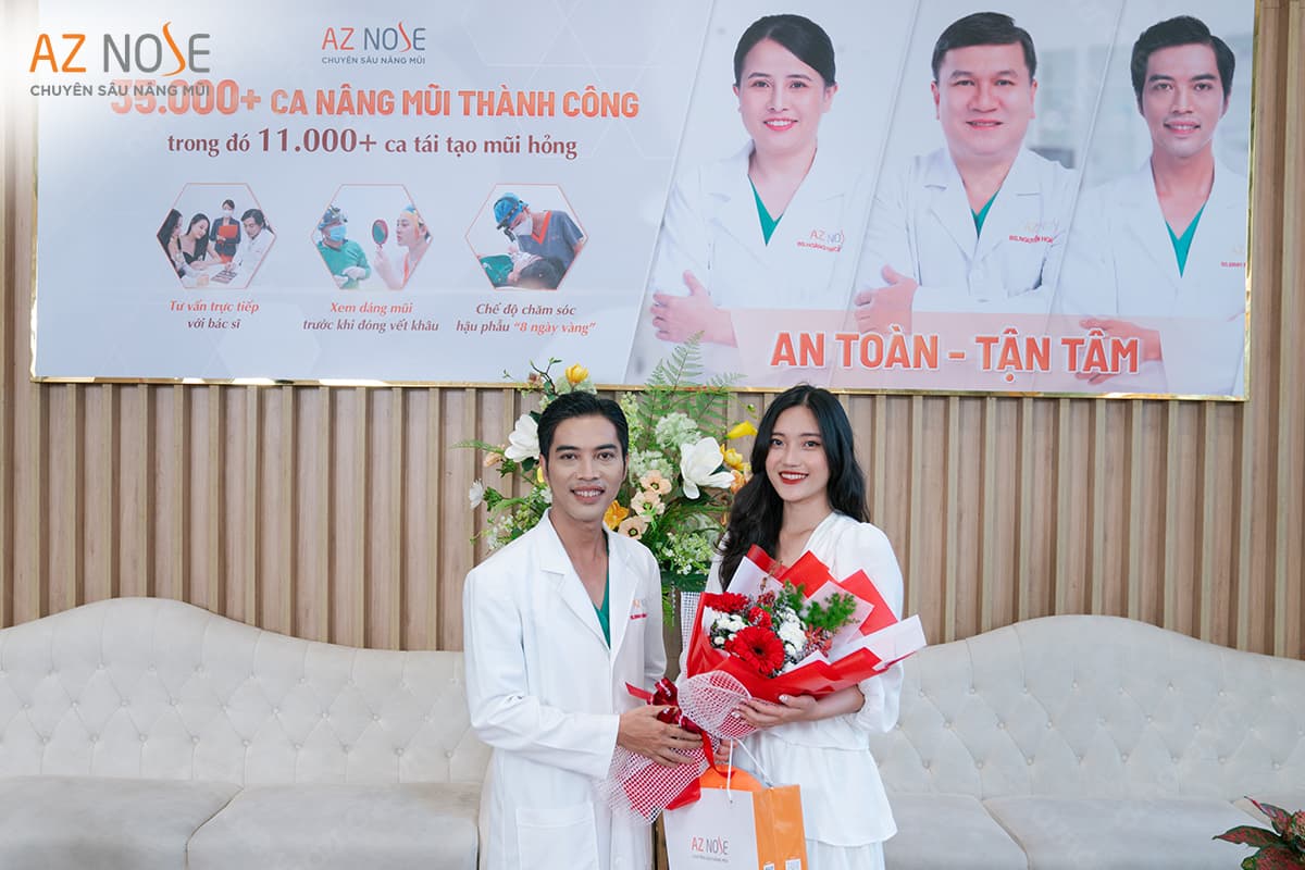Bác sĩ CKI. Đinh Xuân Sơn Tùng trao tặng hoa và phần quà thay lời cảm ơn đến Top 3 Miss Banking 