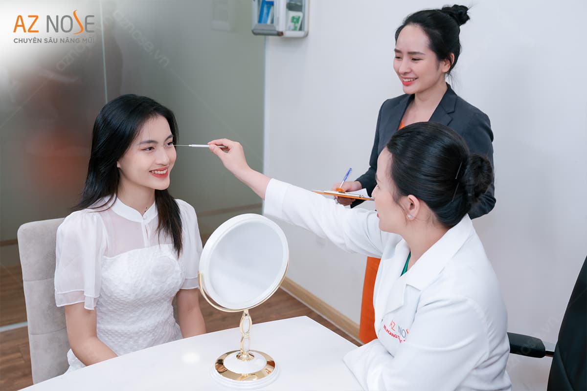 Bác sĩ Hoàng Nhung phân tích tình trạng dáng mũi hiện tại cho Hoa khôi Miss Banking  Thiên Nhi