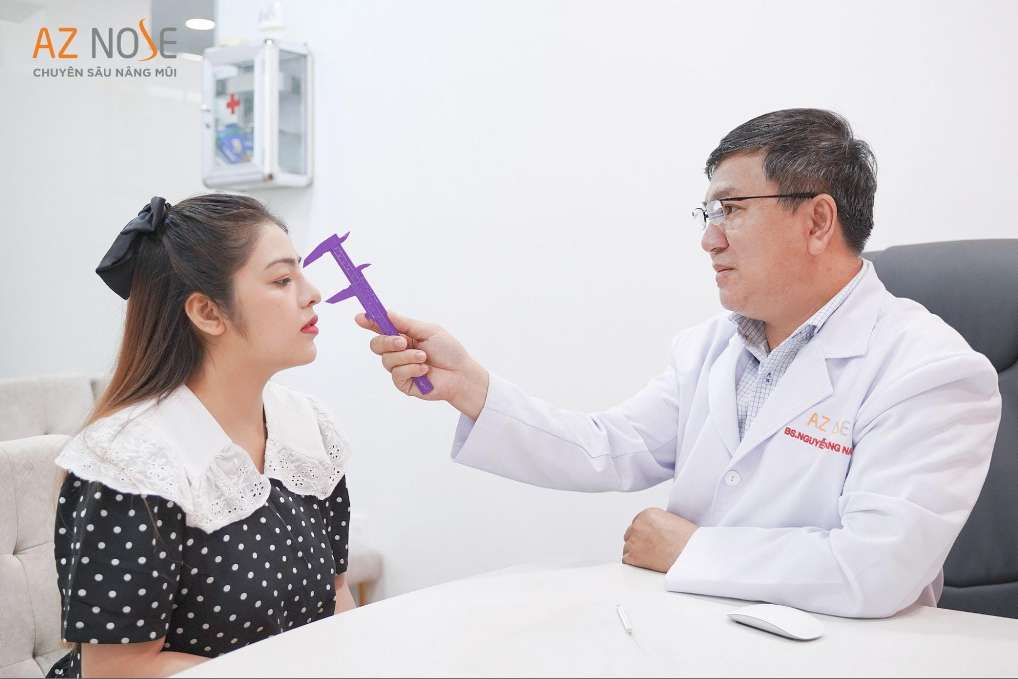 Bác sĩ tư vấn trực tiếp cho khách hàng khi nâng mũi