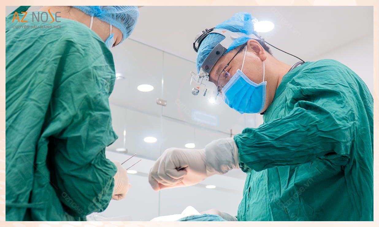 Bác sĩ CKI. Nguyễn Hoàng Nam trong ca phẫu thuật nâng mũi cấu trúc