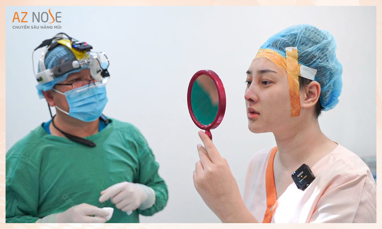 Ca sĩ Chu Thúy Quỳnh cùng người thân xem dáng mũi trước khi đóng vết khâu
