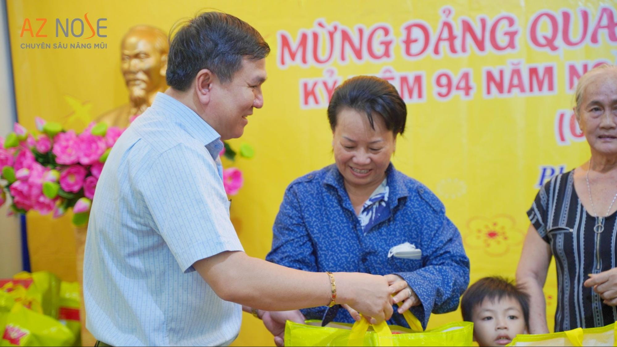 Bác sĩ CKI. Nguyễn Hoàng Nam trao quà và trò chuyện với người dân tại đây