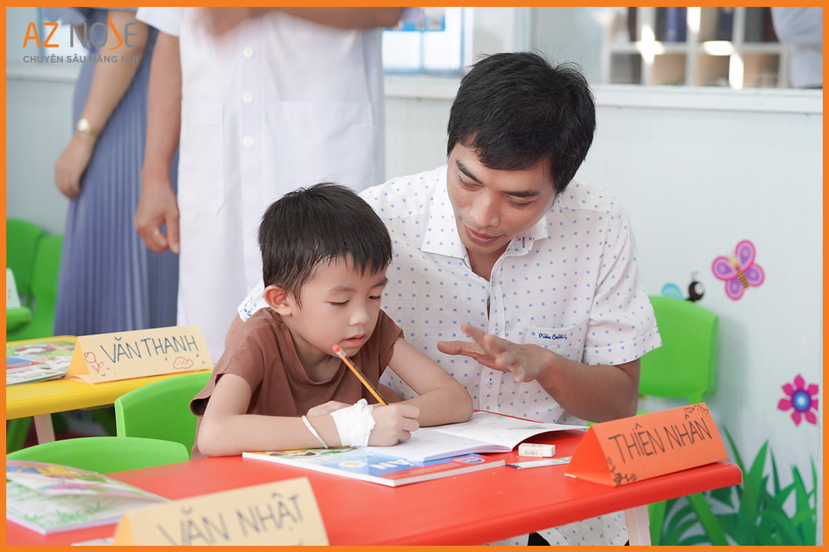 Bác sĩ Sơn Tùng hướng dẫn một bạn nhỏ làm bài tập tại “Lớp Học Vui Vẻ”