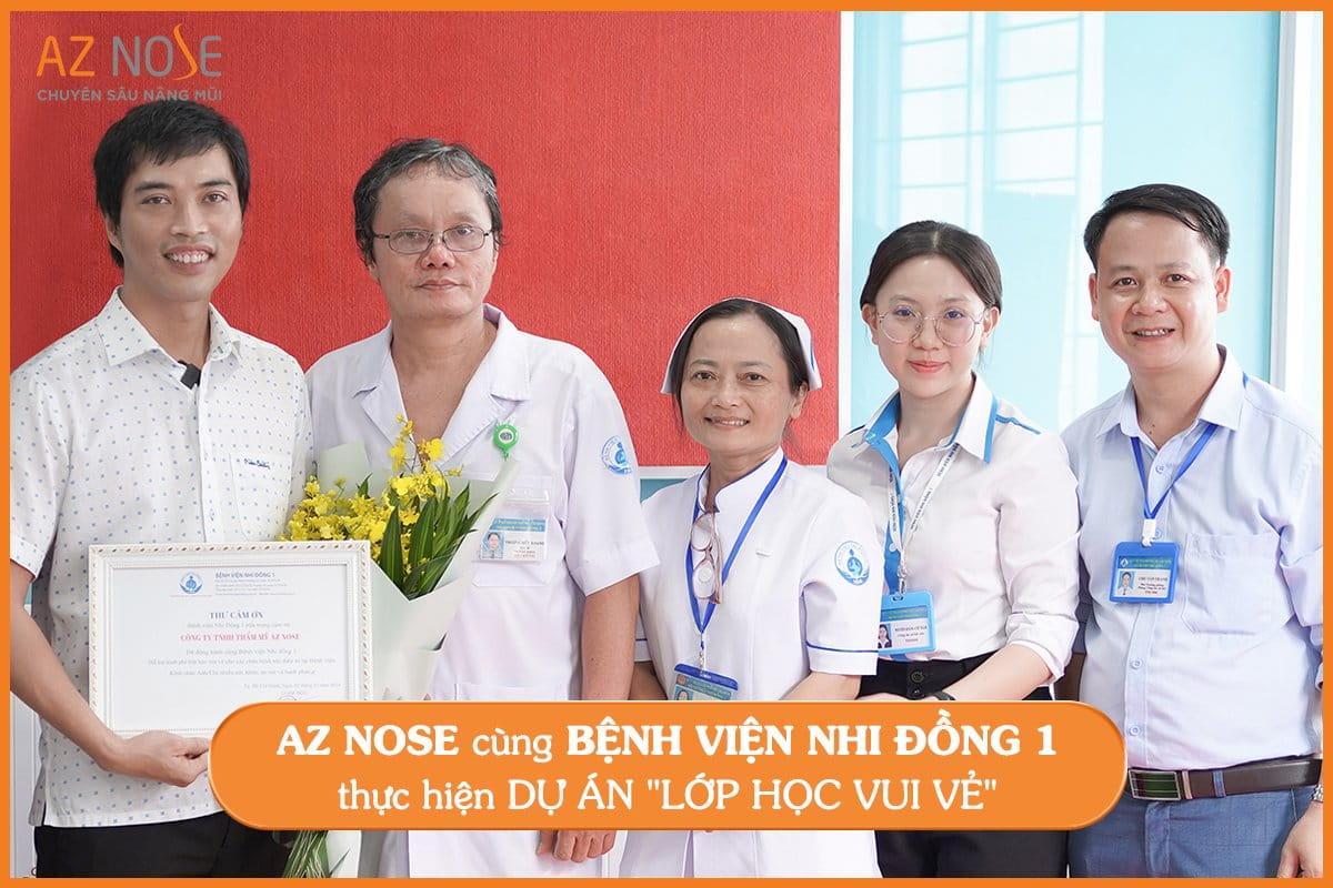 Bác sĩ CKI. Đinh Xuân Sơn Tùng cùng bác sĩ Trương Hữu Khanh và đội ngũ nhân viên y tế Bệnh viện Nhi đồng 1
