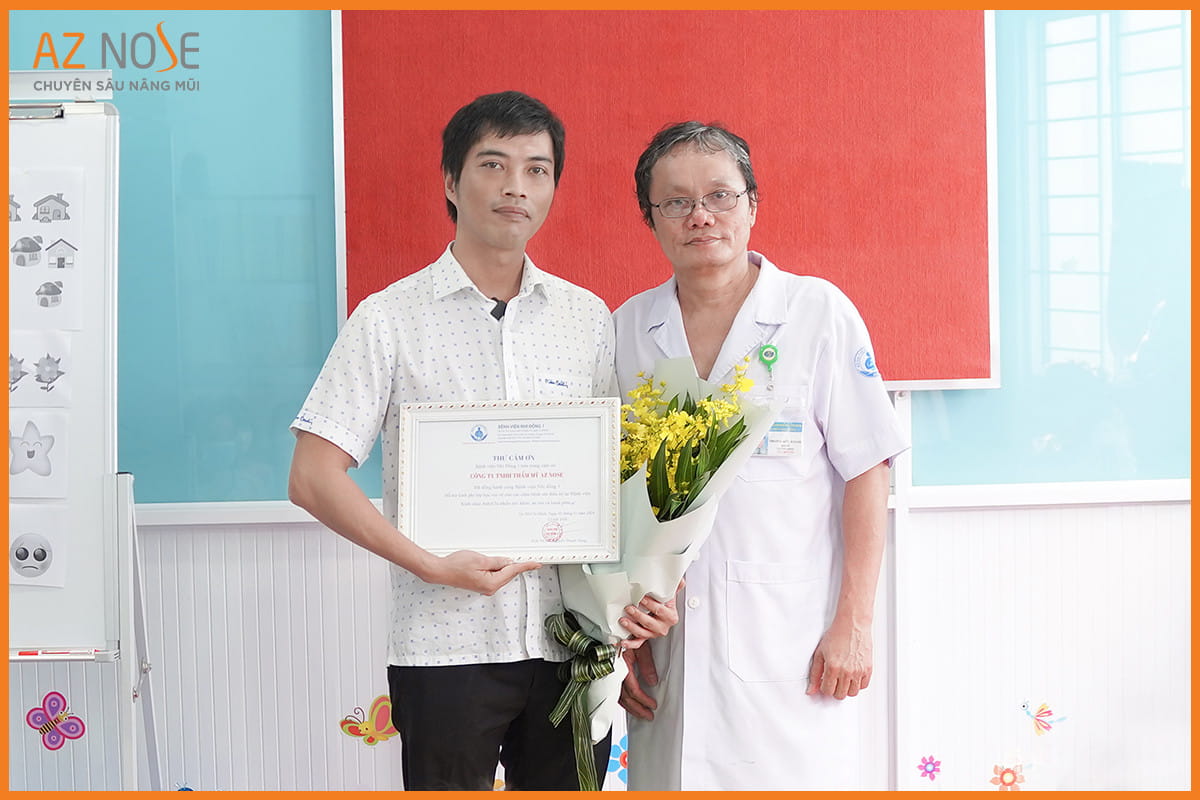 Bác sĩ Trương Hữu Khanh đại diện Bệnh viện tặng hoa và thư cảm ơn cho bác sĩ Sơn Tùng 