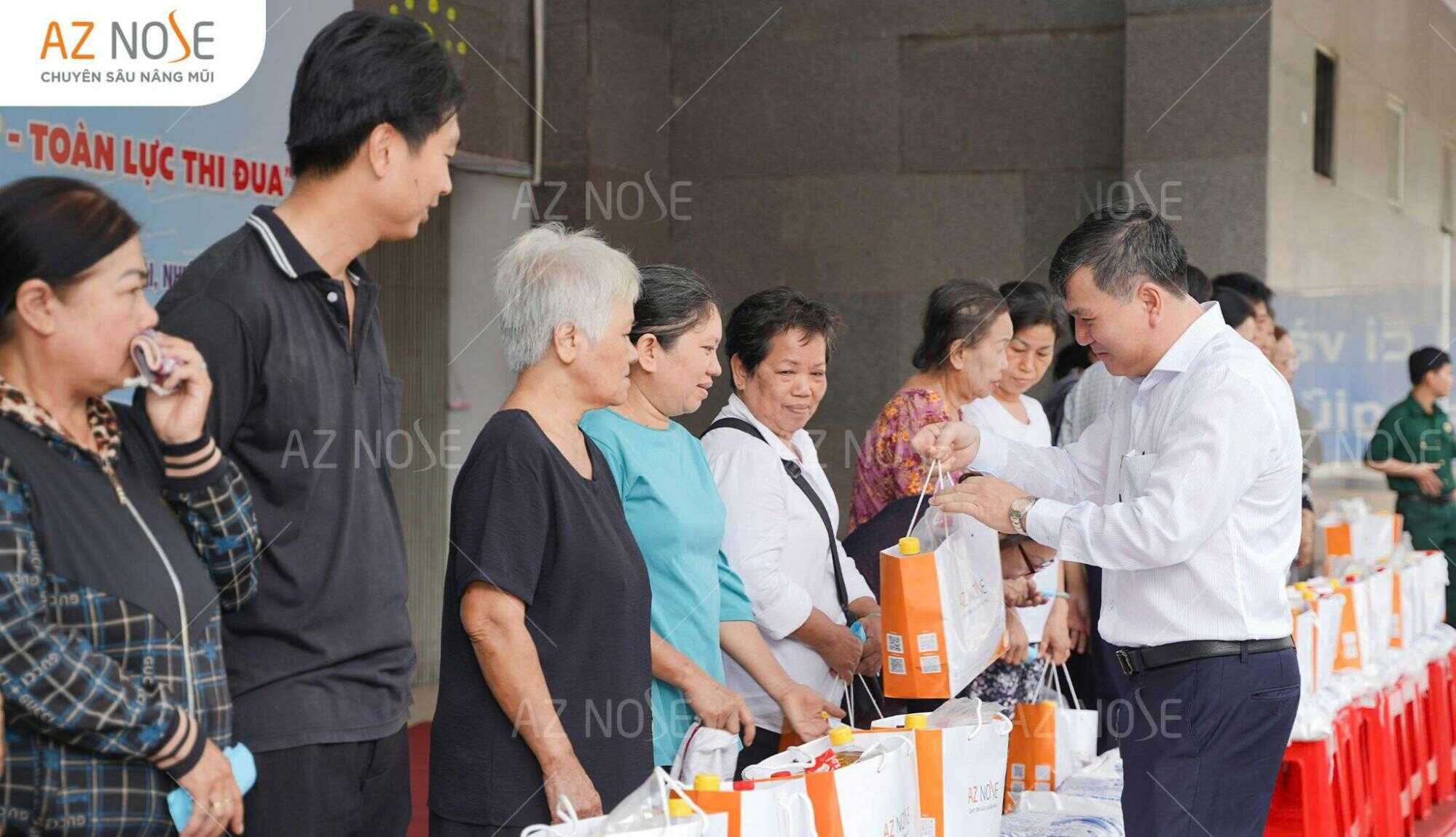 AZ NOSE san sẻ yêu thương: Trao tặng 500 phần quà đến các hộ gia đình khó khăn