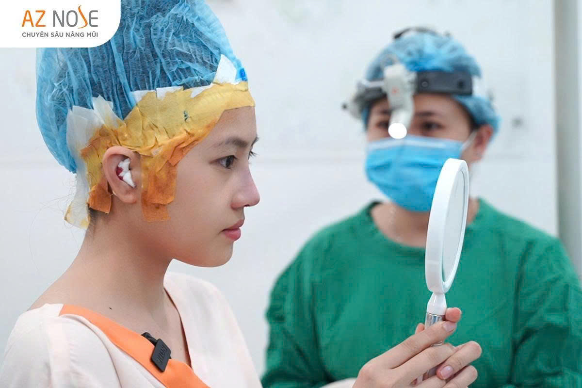 Khách hàng T.A. xem dáng mũi trước khi đóng vết khâu sau nâng mũi cấu trúc