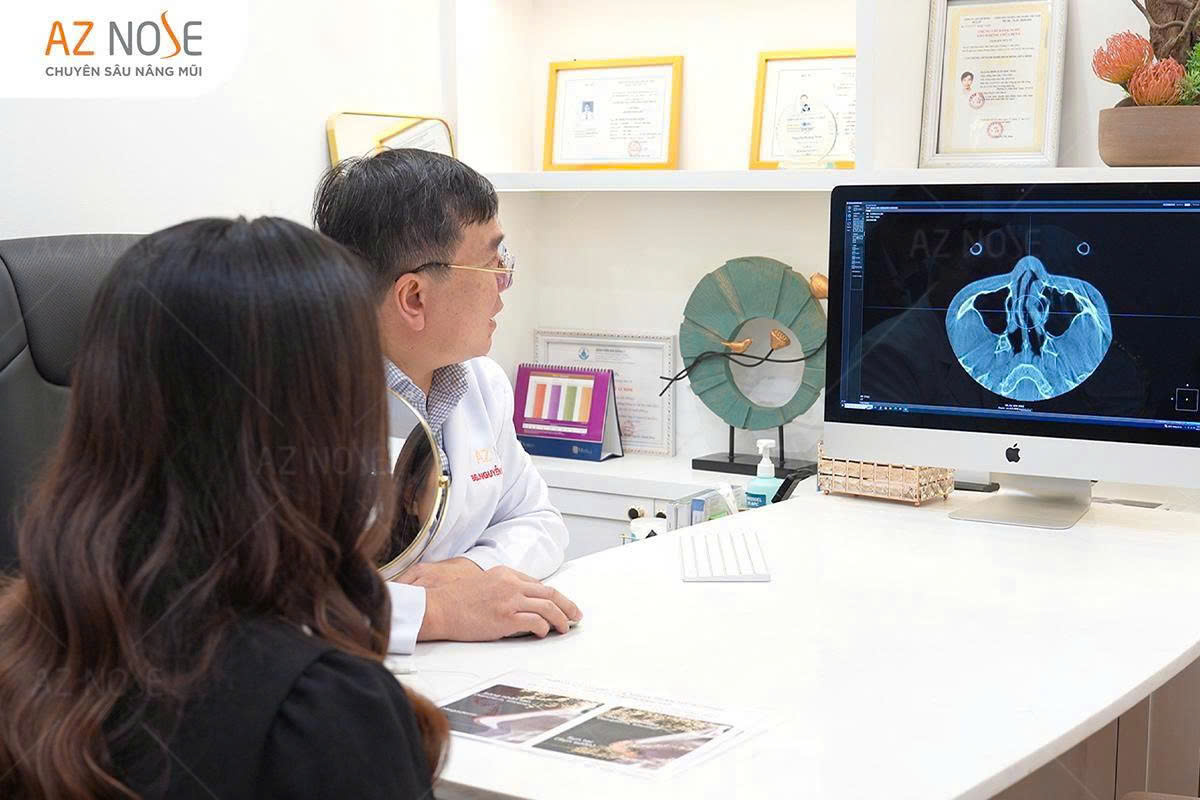 BS CKI. Nguyễn Hoàng Nam tư vấn trực tiếp cho khách hàng dựa trên hình chụp CT3D