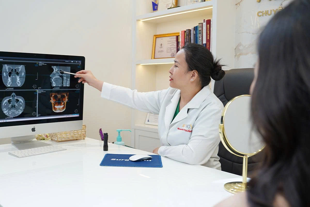 Bác sĩ CKI. Hoàng Nhung tư vấn trực tiếp cho khách hàng