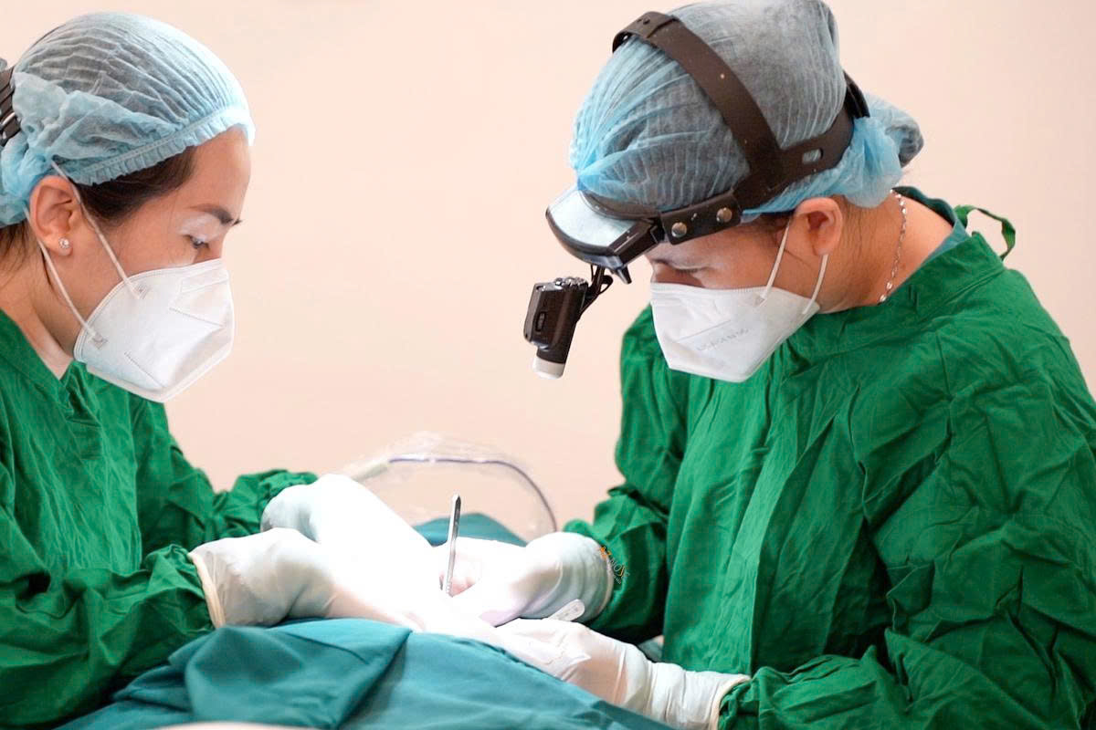 Bác sĩ CKI. Hoàng Nhung trong một ca nâng mũi tại Phòng khám