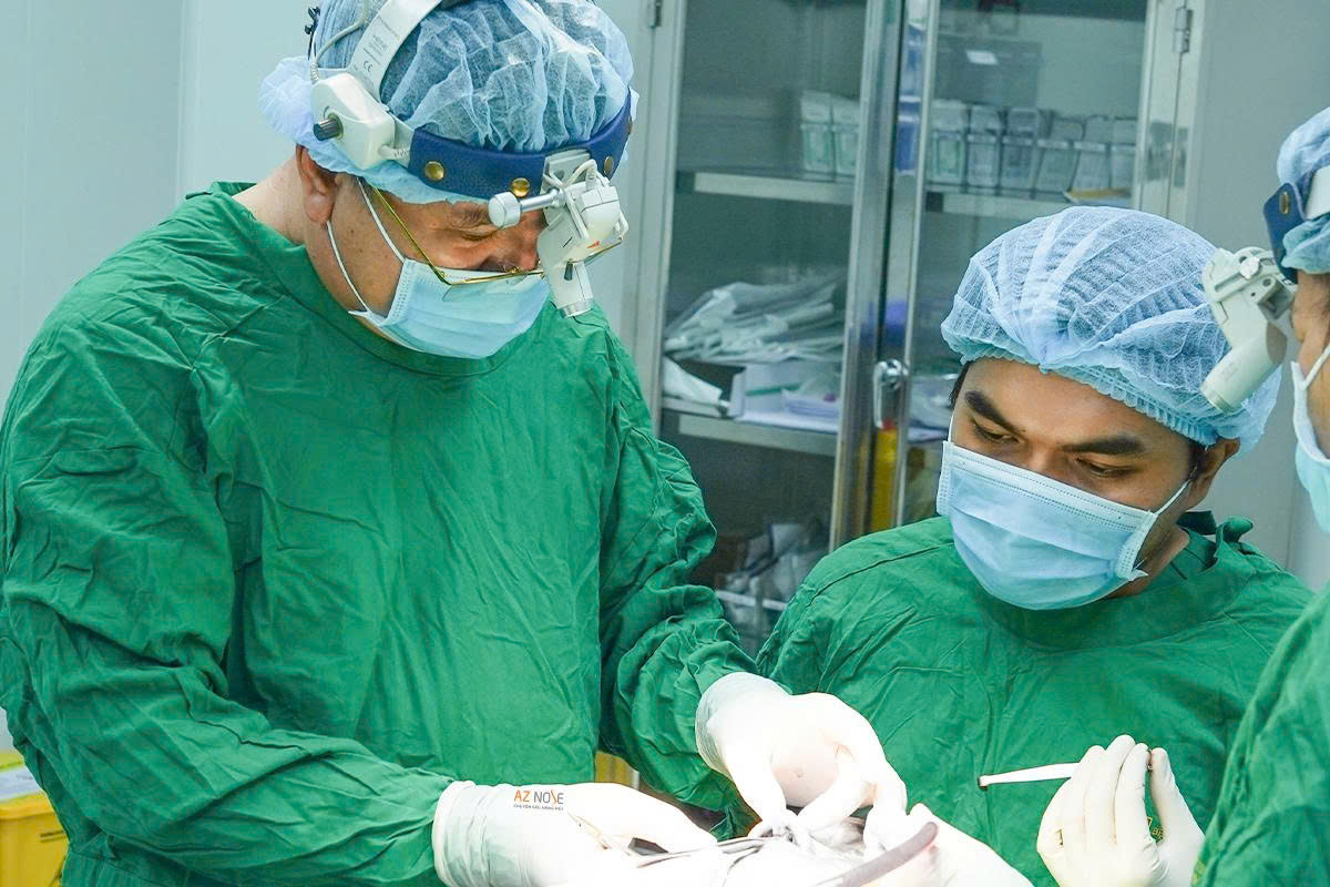 BSCKI Nguyễn Hoàng Nam trong một ca nâng mũi cấu trúc 